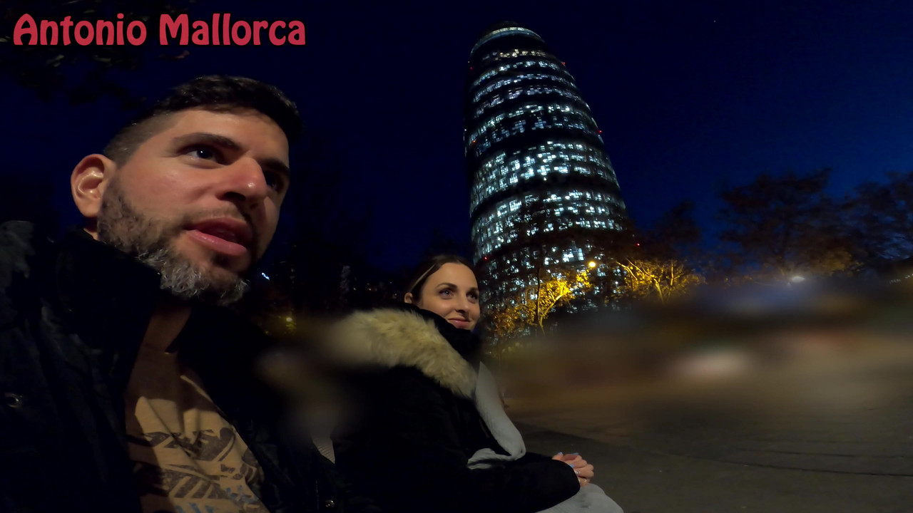 在我丢了airbnb后，热辣的大屁股西班牙人邀请我去她的酒店房间