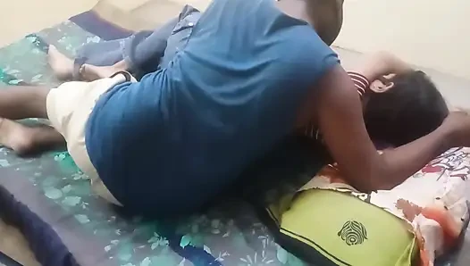 Çok azgınım, bu yüzden üvey kardeşimi amımı sikmesi için uyandırdım