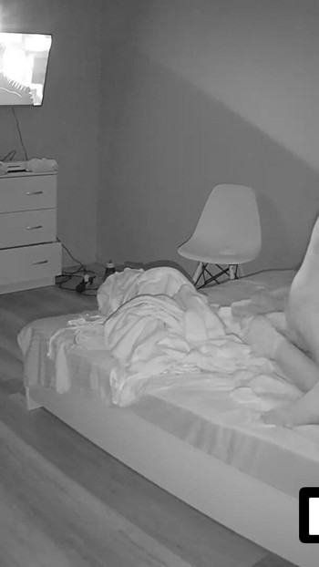 Trenutak koji morate vidjeti iz "LUUV-a. Pravi par pronalazi uzbuđenje u pretvaranju svog stvarnog života u domaći seks show za publiku"