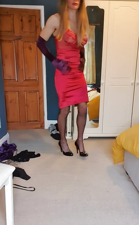 Kamu lebih suka yang mana? Sarung tangan merahku atau ungu? Aku merasa sedikit seperti Jessica Rabbit