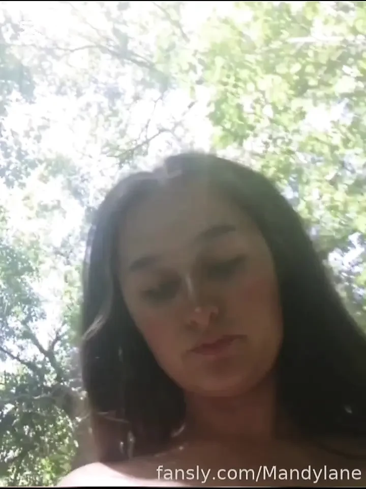 Eu sou apenas uma garota nua sozinha na floresta