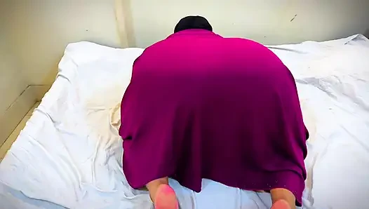 Arap tesettürlü kız oyuncağını tombul büyük göt deliğine sokuyor, zevk