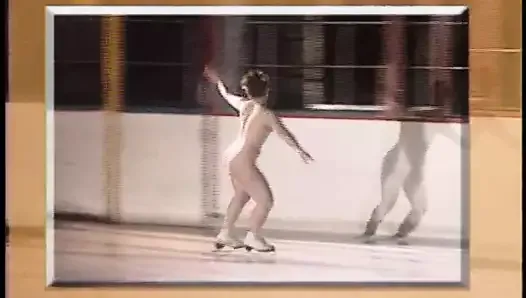 Японка Zenra в обнаженном на коньках