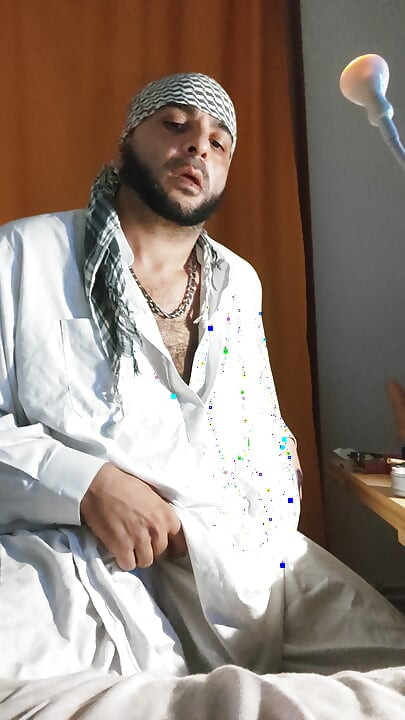 Dirtyjunkbro mengenakan pakaian Afghanistan, kaus kaki dek kencing dan minum kencing