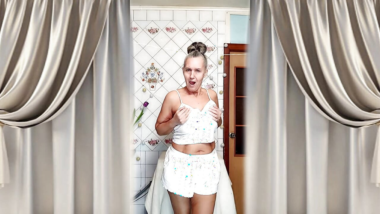 Hot housewife Lukerya. A mature Ukrainian woman shows off her figure and poses for the camera at home.