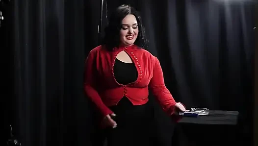 Kurvige brünette raucht in roter strickjacke