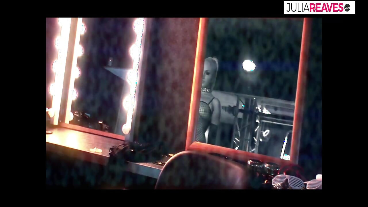 Isabell berusaha meyakinkan suami sahabatnya pakai stoking jaring-jaring