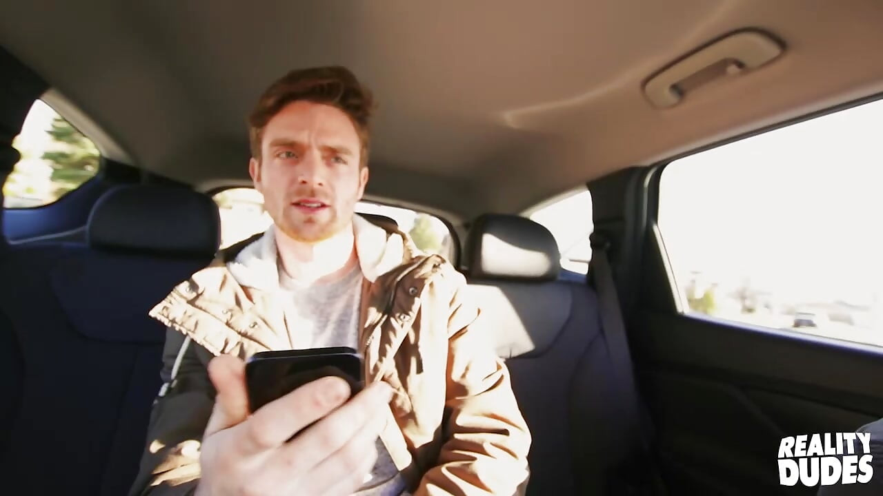 REALITY DUDES - 现金拮据的巨乳乔伊把他的第一次口交变成了一次激情的后座搭讪