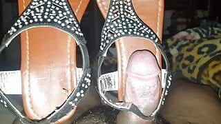 Leuke sandalen gevonden achter de suv van de klant