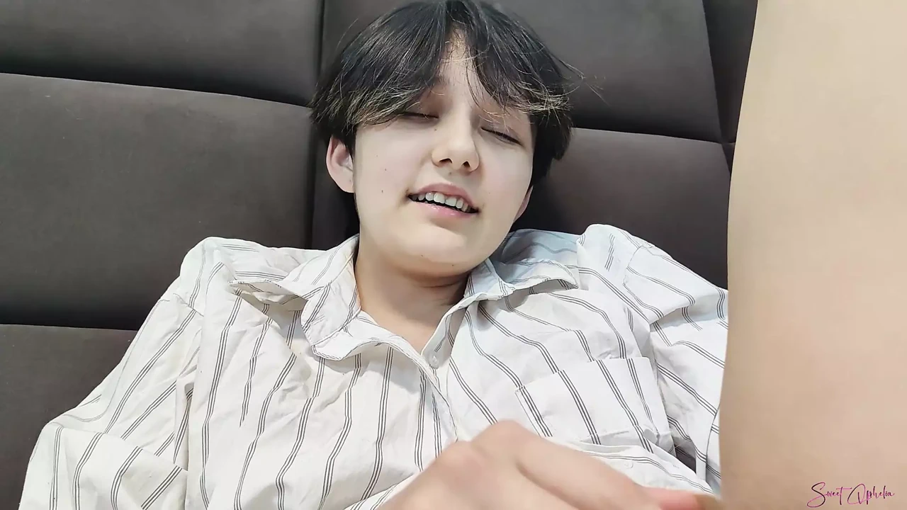 拍摄期间的性感黑发无法抗拒并吮吸操作员的鸡巴！