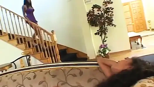 Zenci gençler bu yakışıklı adamla deney yapmayı seviyor