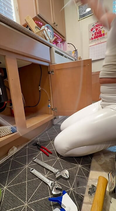 Instalator RO în colanți lucioase