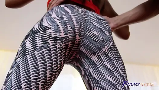 Fitnessräume - Lola Marie macht kniebeugen in ihren spandex-leggings