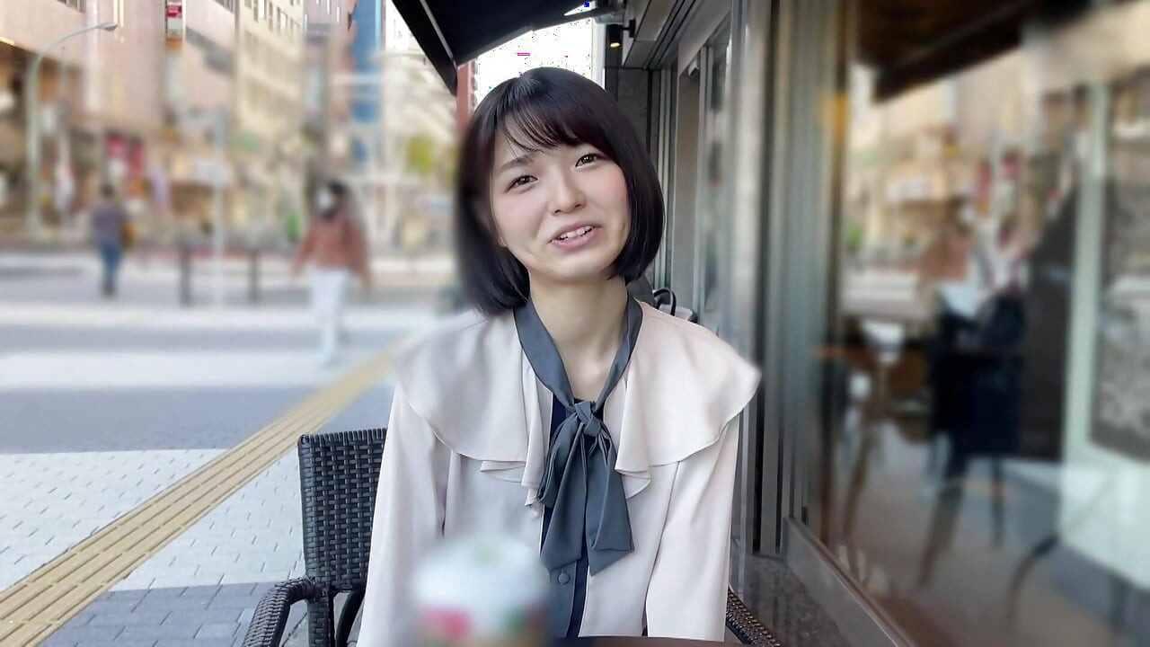 A118F01 A classic idol-level small face and a cheerful smile with a natural girl in a private shoot at a love hotel! A cute smile and a facial finish!