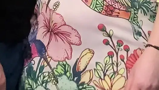 Garip sapık metroda orta yaşlı seksi kadını parmaklıyor