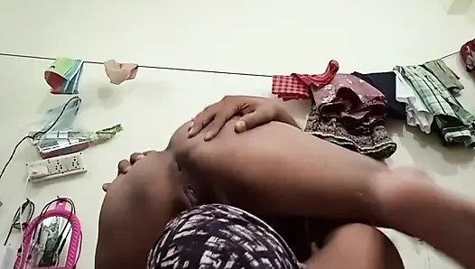 Жена с большой сочной задницей сидит на лице мужа