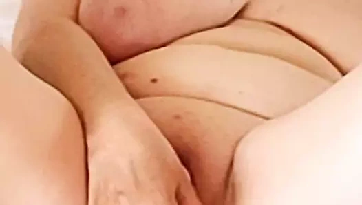 Возбужденная бабушка MariaOld мастурбирует вибраторной игрушкой