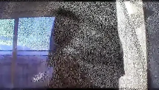 Banyoda beyaz sürtük Lexington Steele'in büyük siyah yarağına derin bir sakso çekiyor