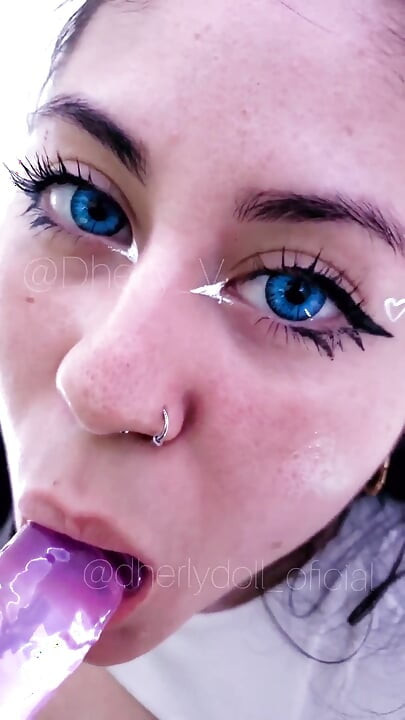 Chupando meu vibrador enquanto imagina que é seu pau