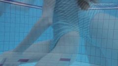 Anna Netrebko piccola adolescente magra sott'acqua