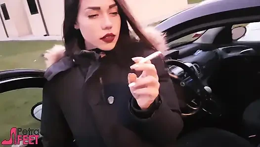 Курит со сладкой Petra на улице