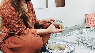Desi tante neukte en zoog terwijl ze aardappelen schilde met duidelijke hindi -audio