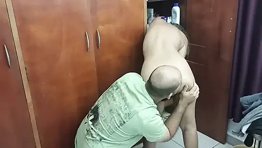 Ich komme aus dem fitnessstudio zurück und mein stiefbruer überrascht mich von hinten mit seinem Penis, der so hart wie ein Stein ist.