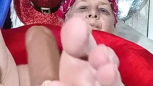 Со связанными ее ступнями трахает это шаловливое маленькое топтание