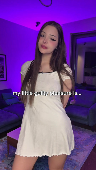 Good schoolgirl shows what she has under her skirt