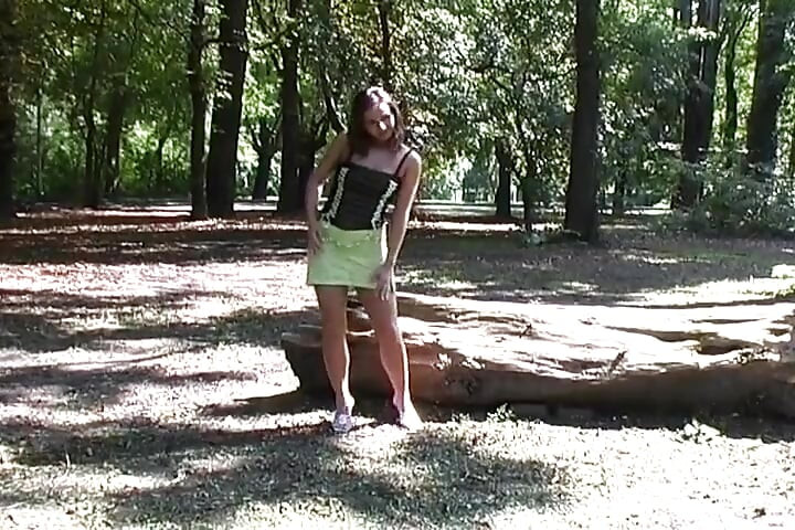 Sesión al aire libre con nena alemana provoca en el parque