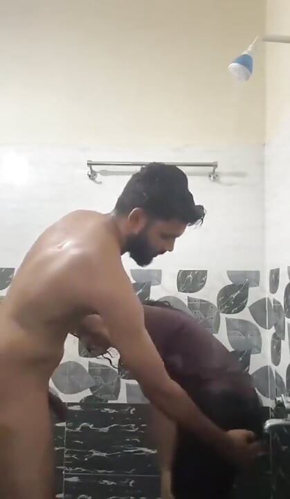 Полное видео секса индийской девушки дези со своим бойфрендом в ванной