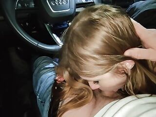 O soție drăguță roșcată a supt pula în mașină în timp ce soțul ei ratat încornorat se masturbează acasă