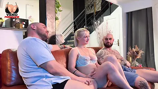 Dieses Schöne, Freche Mädchen Mit Großen Stärken Kommt an Ihren Zwei Gut Ausgestatteten Jungs Vorbei