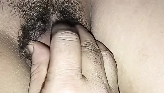 Desi Pooja Bhabhi Apni Chut Massage