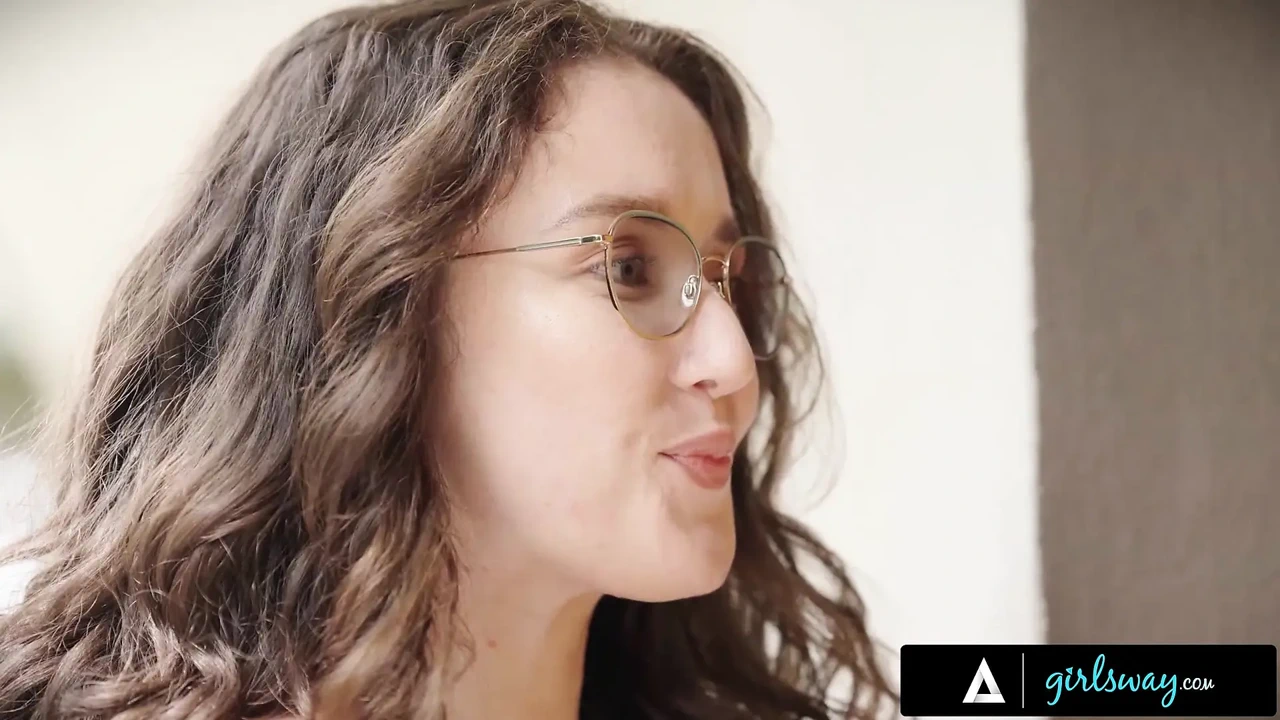 GIRLSWAY - 全天然的前同学Josie Boo和Calita Fire实现了彼此的暗恋