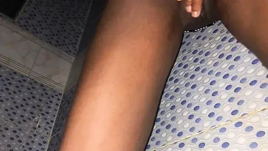 Сексуальная африканская чернокожая соблазняет мокрую киску в твоем лице, вид с Bellow сексуальный танец в ванной