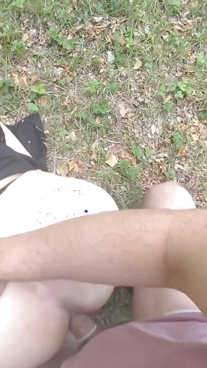 Jag letar efter en främling som kan ligga med en mogen, smutsig MILF mitt ute i naturen.