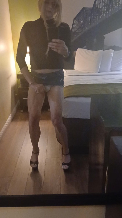 Madisongurl dances in her motel room
