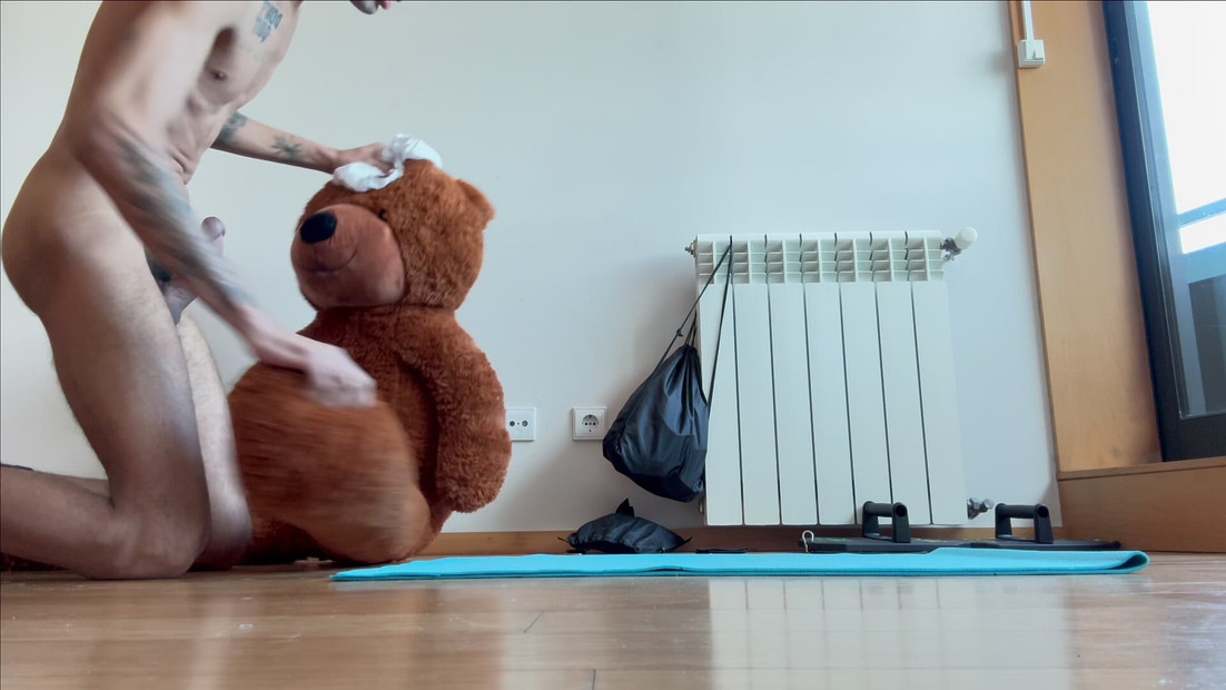 En train de baiser mon ours en peluche.