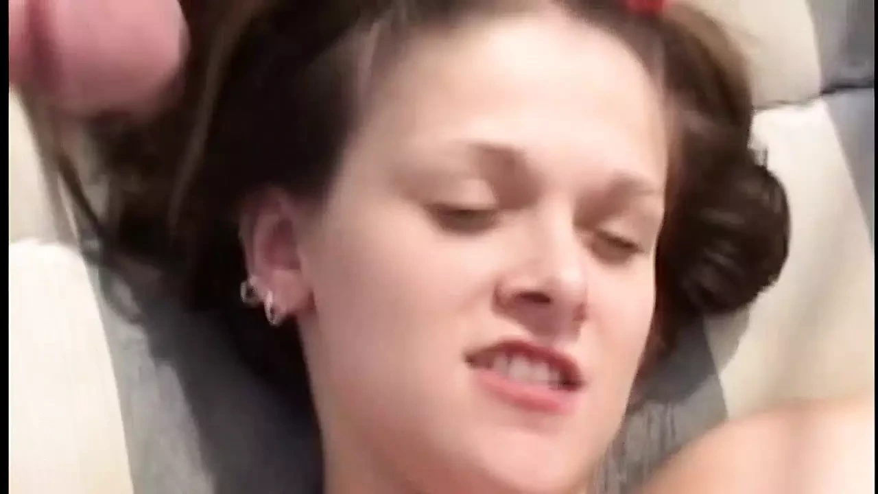 Thiếu niên khít khao được chơi tập thể bằng tay tại bữa tiệc của cha dượng và các lỗ của cô ấy không còn trinh nữa!