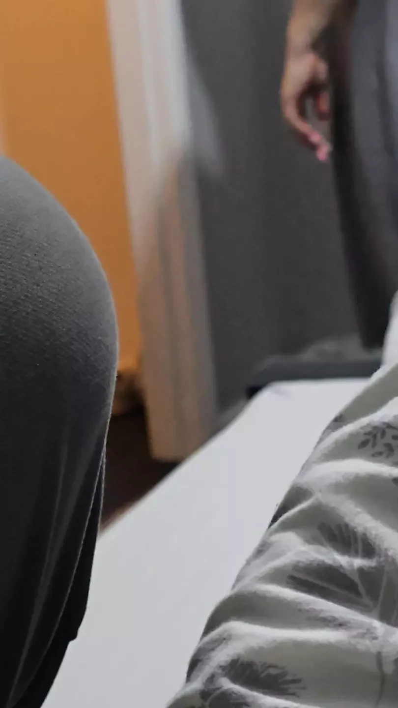 Mama vitregă goală atrăgând fiul vitreg indian cu pula mare fără rușine