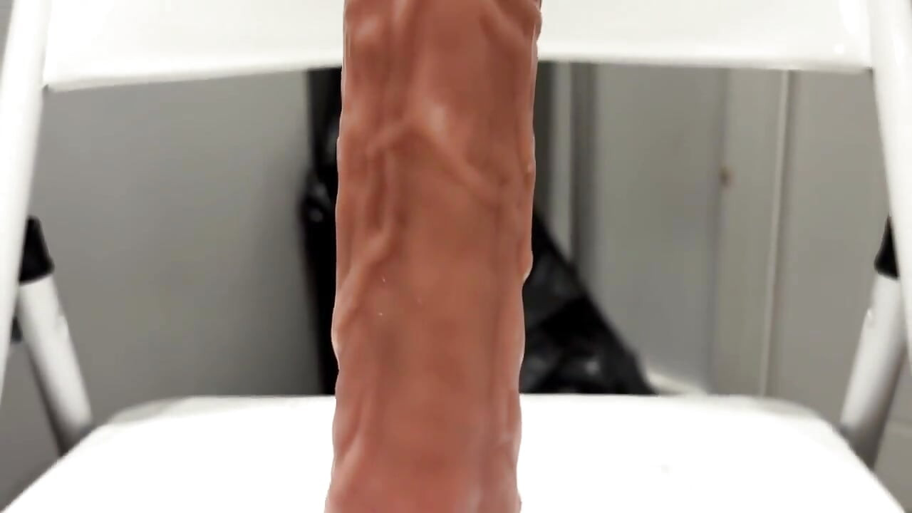 2 büyük dildo alıyor