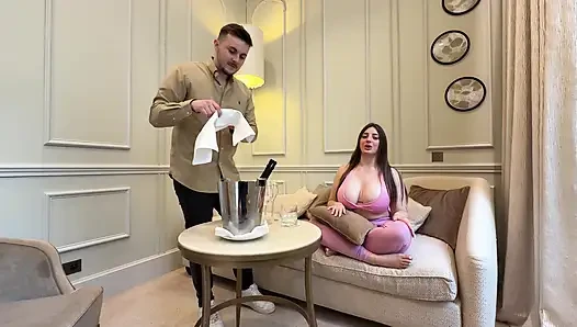 Threesome panas dengan resepsionis BBC seksi dan pacar saya - Luna Doll