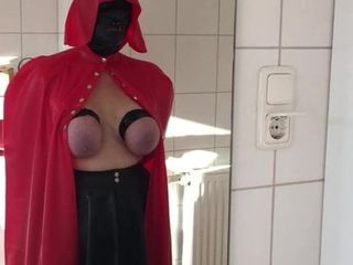 Neues Latex-Cape bedeckt gefesselte Titten