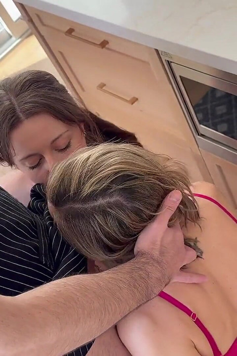 Nadia Foxx i Serenity Cox jebu dva tipa tijekom kuhinjske četvorke