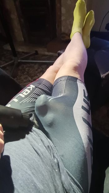 Massaggio in pantaloncini da ciclismo