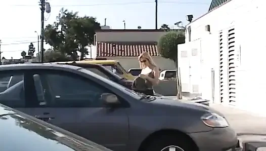 Грудастую милфу-блондинку-сучку сняли на улице и жестко трахнули