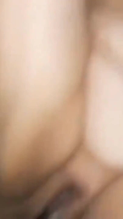 Noge uz rub kreveta, BBC nabija moju debelu, obrijanu indijsku pičku