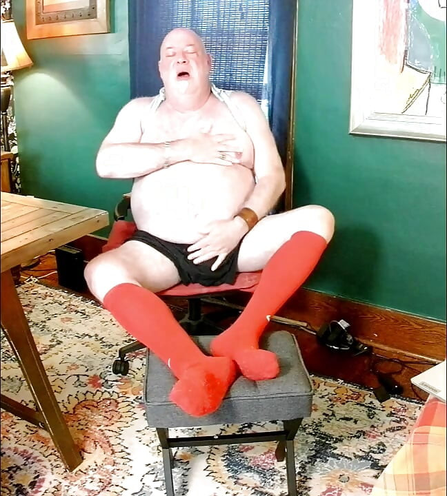 Beardaddychub uzun kırmızı çoraplı ve kırmızı sporcuyla mastürbasyon yapıyor!