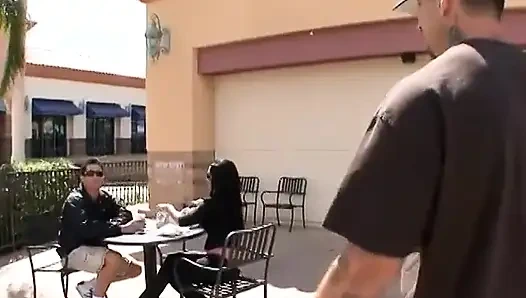 Тяжелая пизда радостной крошки выглядит немного полной камшота